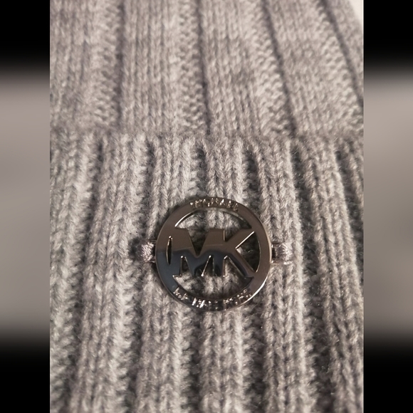 Michael Kors tuque - Picture 3 of 4